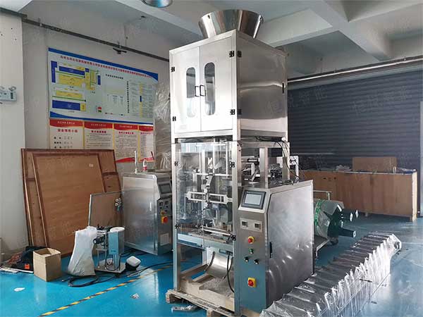 全套粉体自动91看片网址流水线由螺杆计量机、真空上料机、成品输送机组成